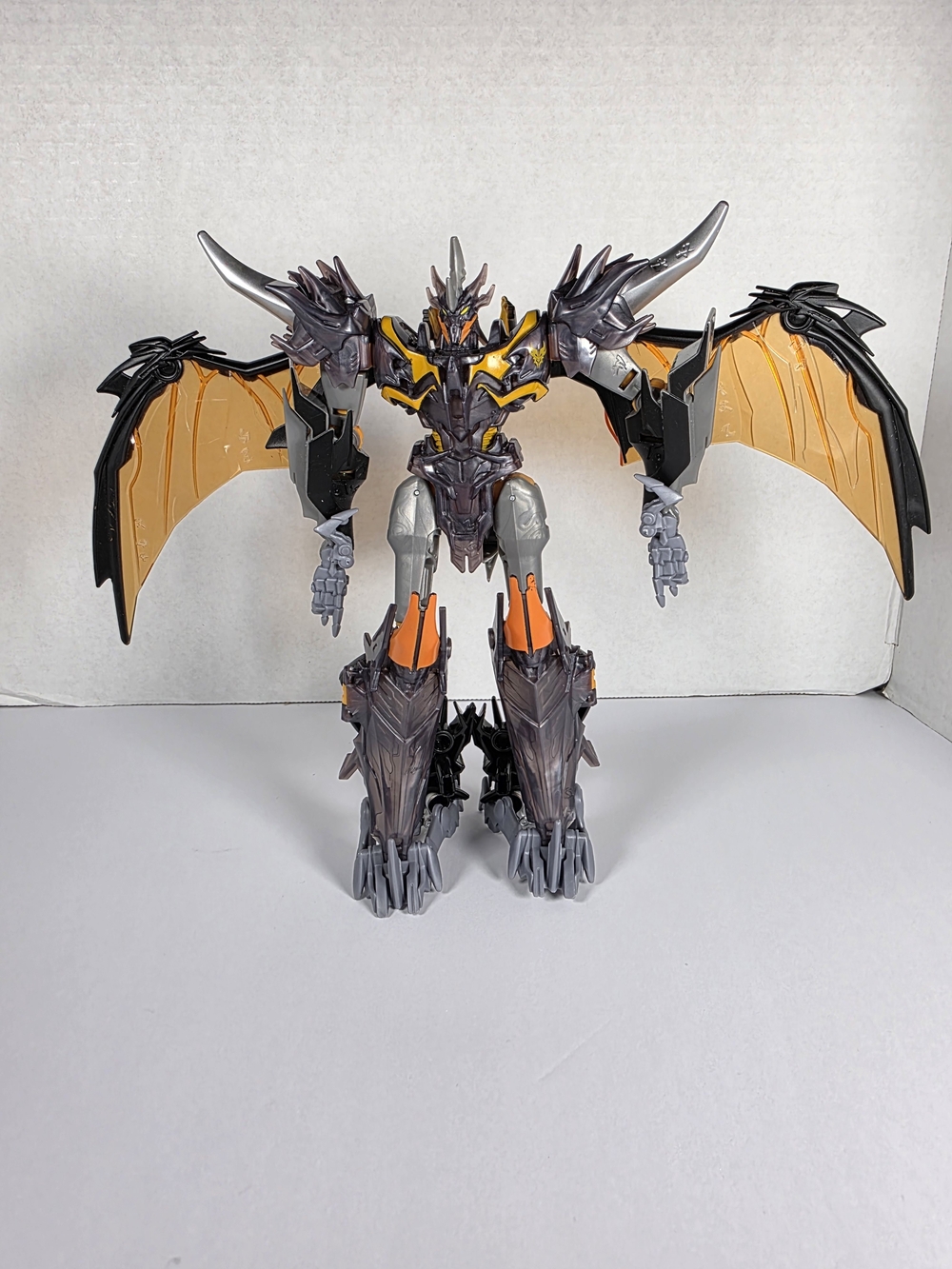Transformers Prime Beast Hunters Predaking Voyager Class Figure.